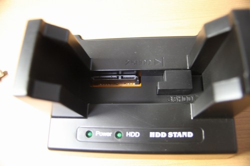 SATA3.5と2.5が取り付けられる